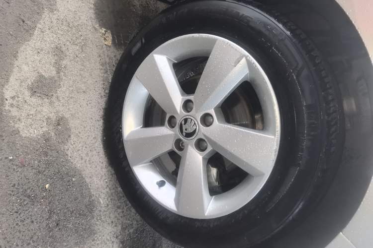 Used Skoda Rapid 2013 1.6L Automatic Smart Selection Model Left Front Wheel Hub