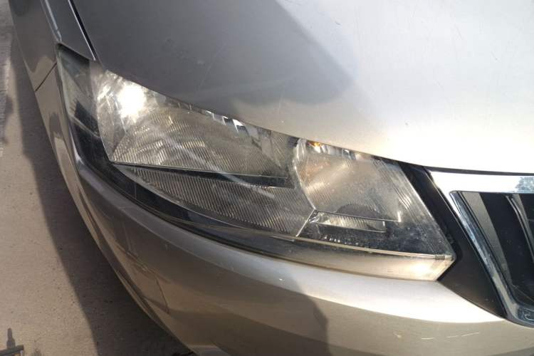 Used Skoda Rapid 2013 1.6L Manual Enjoyment Model Right Front Headlight