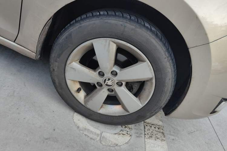 Used Skoda Rapid 2013 1.6L Automatic Smart Selection Model Right Front Wheel Hub