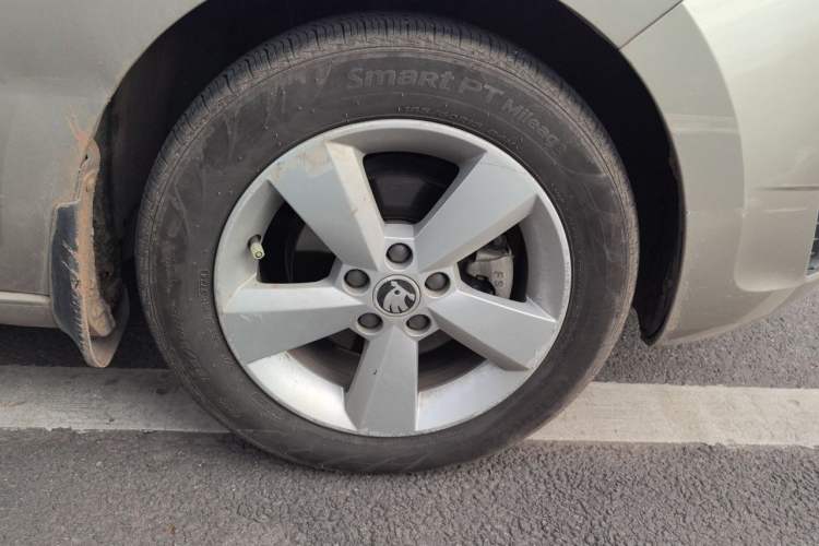 Used Skoda Rapid 2013 1.6L Manual Smart Selection Model Right Front Wheel Hub