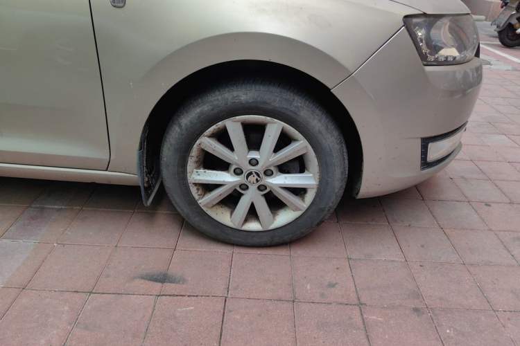 Used Skoda Rapid 2013 1.6L Automatic Preferred Model Right Front Wheel Hub