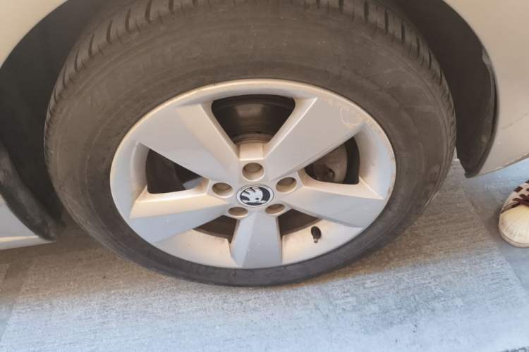 Used Skoda Rapid 2013 1.6L Automatic Smart Selection Model Right Front Wheel Hub