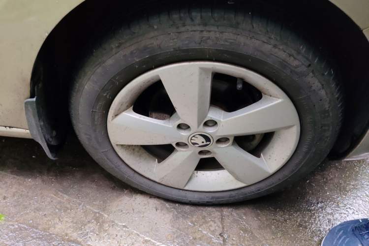 Used Skoda Rapid 2013 1.6L Automatic Smart Selection Model Right Front Wheel Hub