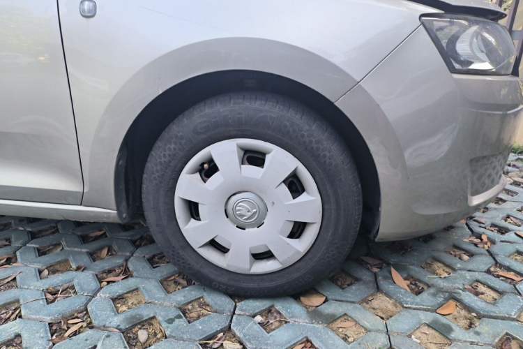 Used Skoda Rapid 2013 1.6L Manual Enjoyment Model Right Front Wheel Hub