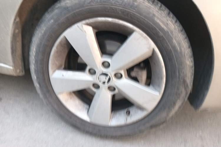 Used Skoda Rapid 2013 1.4L Manual Smart Selection Trim Right Front Wheel Hub