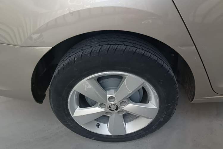 Used Skoda Rapid 2013 1.6L Automatic Smart Selection Model Right Rear Wheel Hub