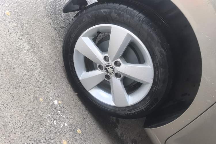 Used Skoda Rapid 2013 1.6L Automatic Smart Selection Model Right Rear Wheel Hub
