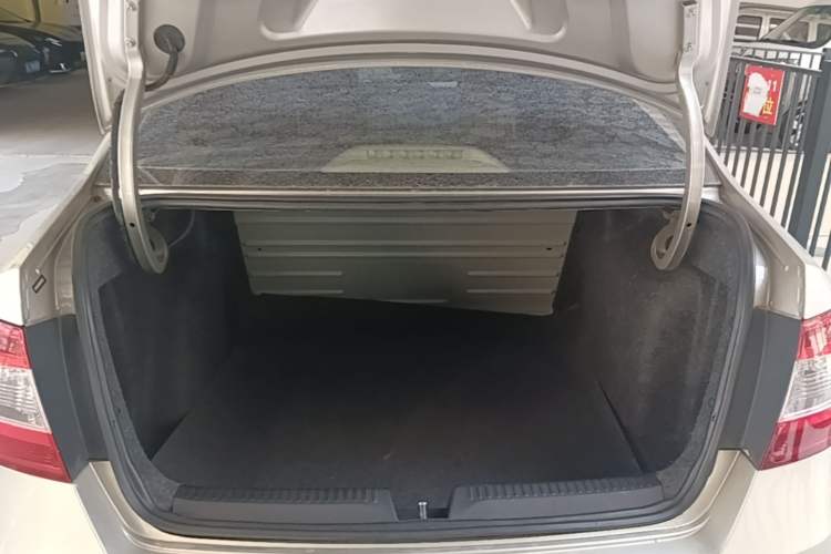 Used Skoda Rapid 2013 1.6L Automatic Smart Selection Model Trunk