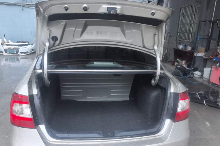 Used Skoda Rapid 2013 1.6L Automatic Smart Selection Model Trunk