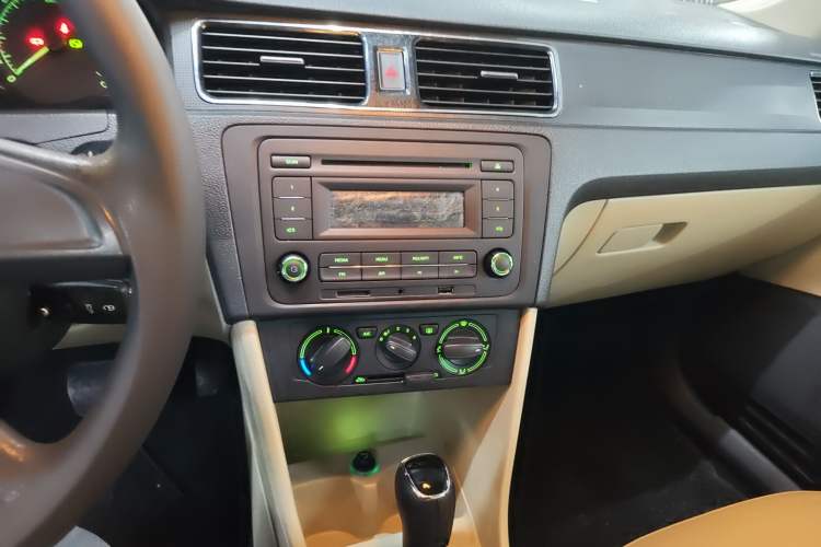 Used Skoda Rapid 2013 1.6L Automatic Smart Selection Model Audio And AC Panel