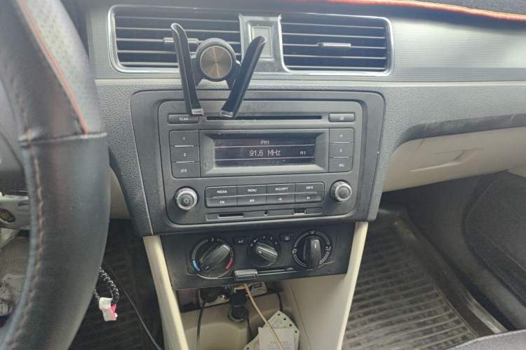 Used Skoda Rapid 2013 1.6L Manual Smart Selection Model Audio And AC Panel