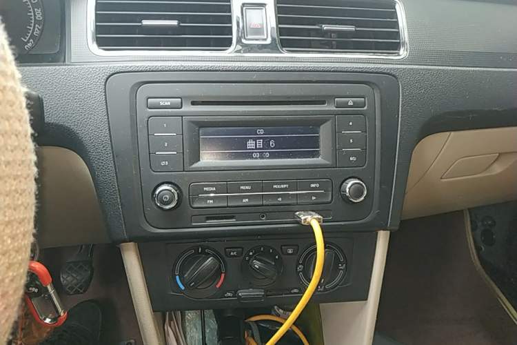 Used Skoda Rapid 2013 1.4L Manual Smart Selection Trim Audio And AC Panel