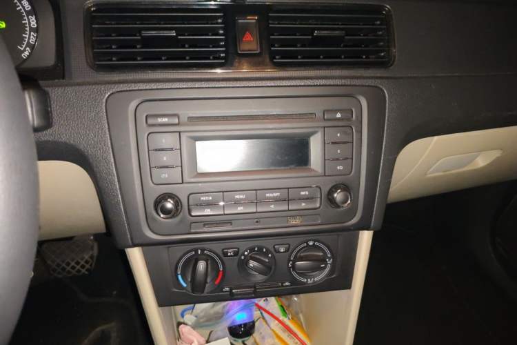 Used Skoda Rapid 2013 1.6L Automatic Smart Selection Model Audio And AC Panel