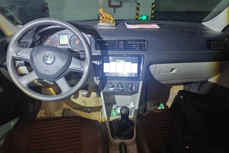 Used Skoda Rapid 2013 1.6L Manual Smart Selection Model Center Console