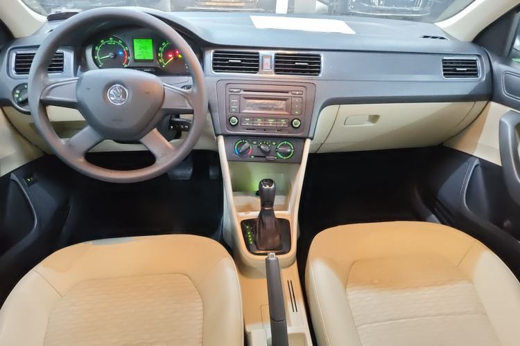 Used Skoda Rapid 2013 1.6L Automatic Smart Selection Model Center Console