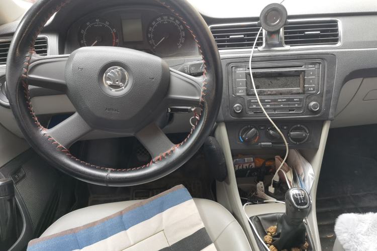 Used Skoda Rapid 2013 1.6L Manual Smart Selection Model Center Console