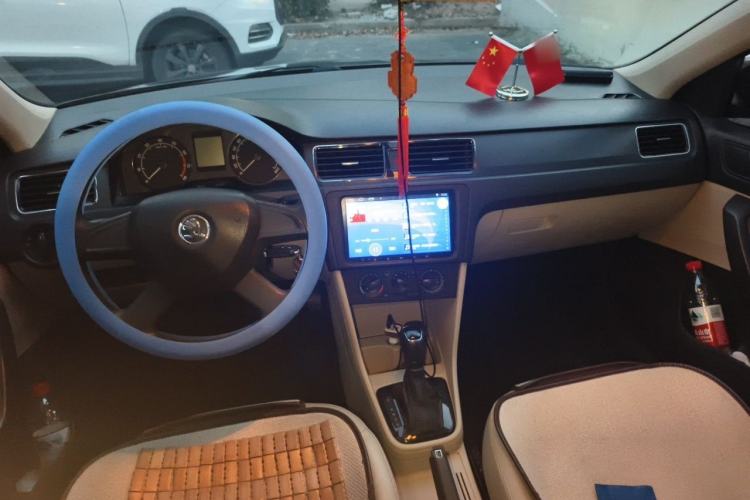 Used Skoda Rapid 2013 1.6L Automatic Smart Selection Model Center Console