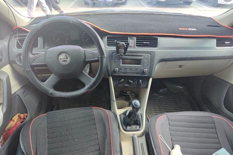 Used Skoda Rapid 2013 1.6L Manual Smart Selection Model Center Console