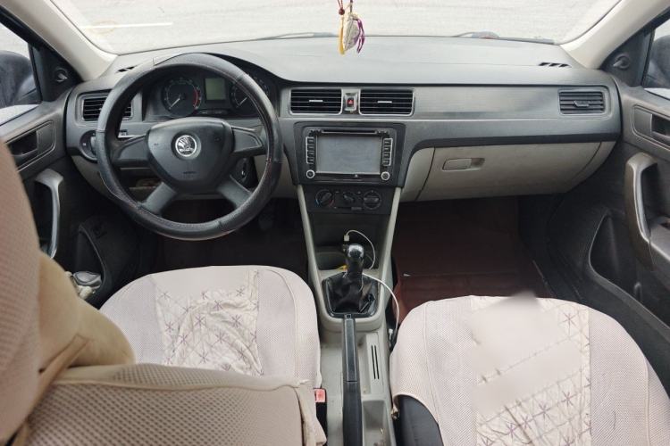 Used Skoda Rapid 2013 1.6L Manual Enjoyment Model Center Console
