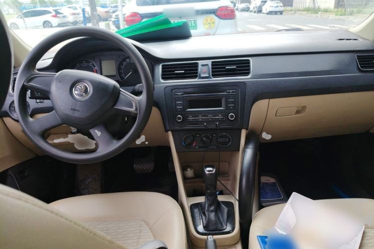 Used Skoda Rapid 2013 1.6L Automatic Smart Selection Model Center Console
