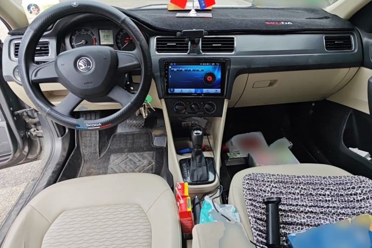 Used Skoda Rapid 2013 1.6L Automatic Smart Selection Model Center Console