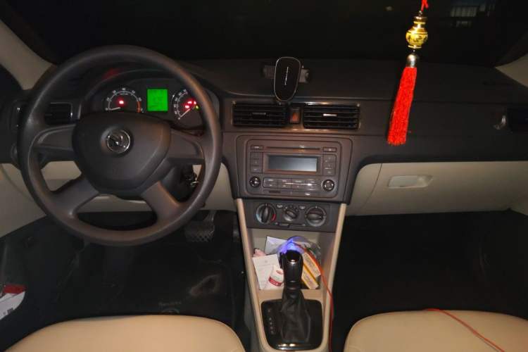Used Skoda Rapid 2013 1.6L Automatic Smart Selection Model Center Console