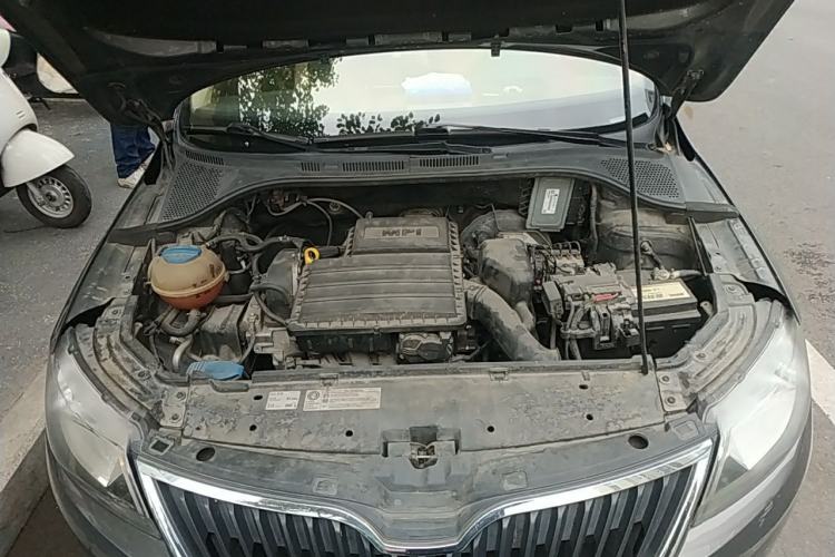 Used Skoda Rapid 2013 1.4L Manual Smart Selection Trim Engine Bay