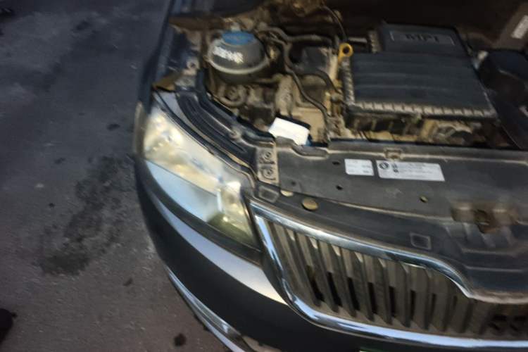 Used Skoda Rapid 2013 1.6L Automatic Smart Selection Model Engine Bay Right