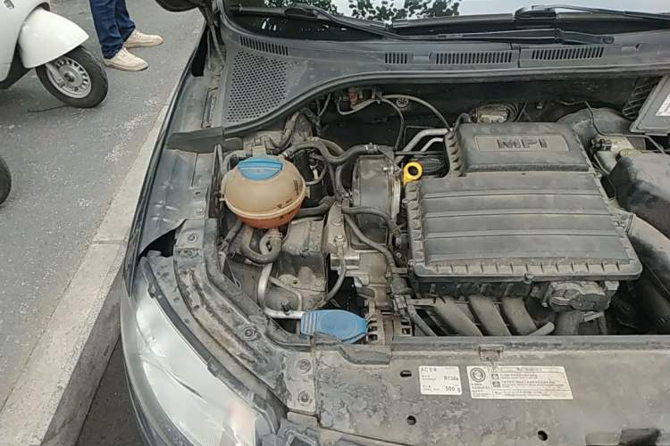Used Skoda Rapid 2013 1.4L Manual Smart Selection Trim Engine Bay Right