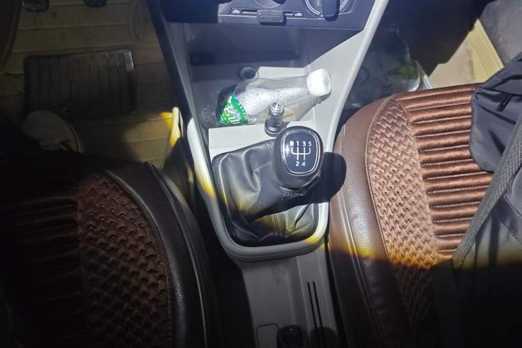 Used Skoda Rapid 2013 1.6L Manual Smart Selection Model Gear Lever