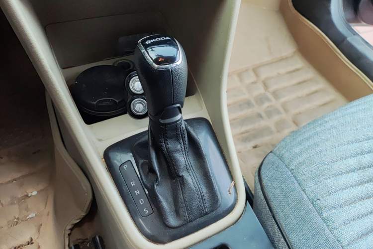Used Skoda Rapid 2013 1.6L Automatic Smart Selection Model Gear Lever