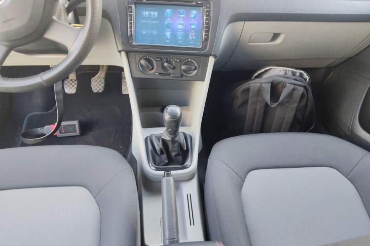Used Skoda Rapid 2013 1.4L Manual Enjoyment Model Gear Lever