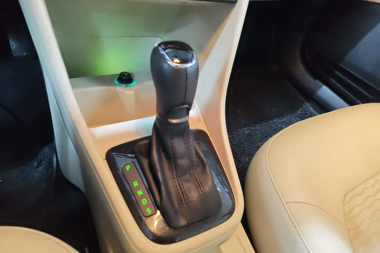 Used Skoda Rapid 2013 1.6L Automatic Smart Selection Model Gear Lever