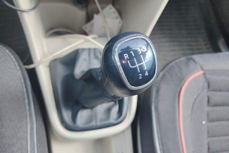 Used Skoda Rapid 2013 1.6L Manual Smart Selection Model Gear Lever