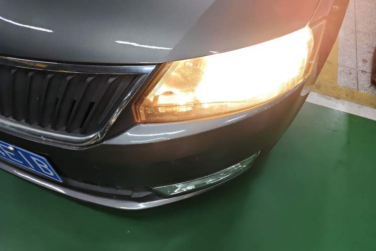 Used Skoda Rapid 2013 1.6L Automatic Smart Selection Model Left Front Headlight