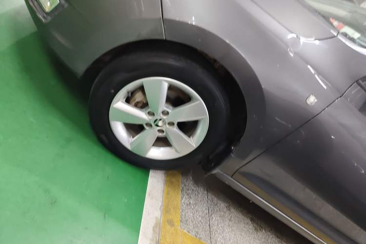 Used Skoda Rapid 2013 1.6L Automatic Smart Selection Model Left Front Wheel Hub