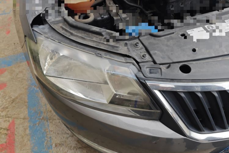 Used Skoda Rapid 2013 1.6L Automatic Smart Selection Model Right Front Headlight