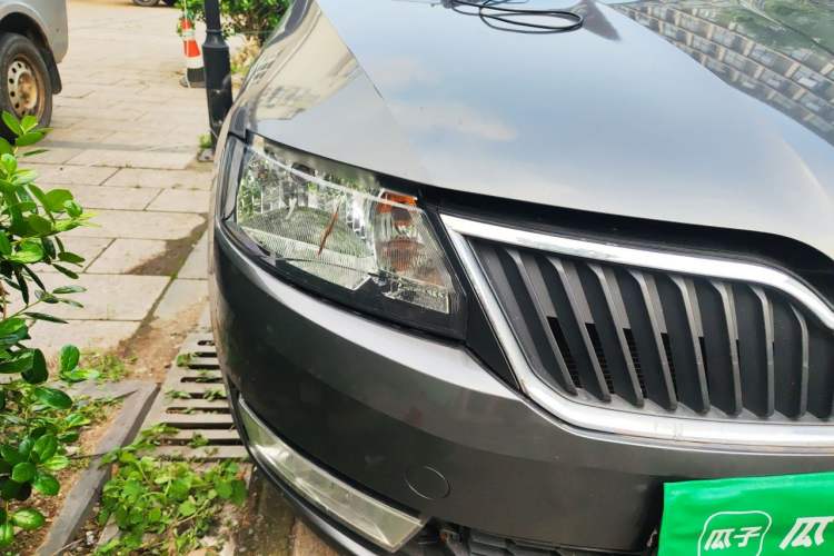 Used Skoda Rapid 2013 1.6L Automatic Smart Selection Model Right Front Headlight