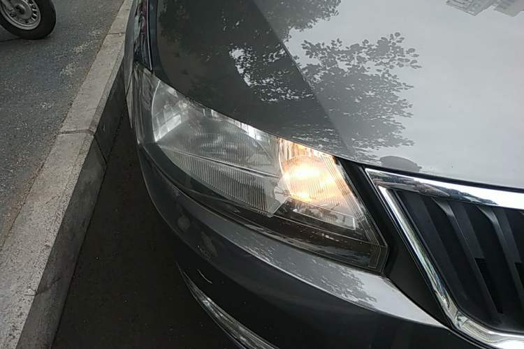 Used Skoda Rapid 2013 1.4L Manual Smart Selection Trim Right Front Headlight