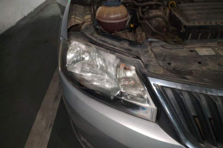 Used Skoda Rapid 2013 1.6L Automatic Smart Selection Model Right Front Headlight