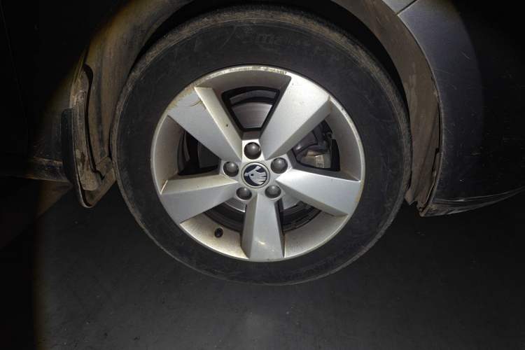 Used Skoda Rapid 2013 1.6L Manual Smart Selection Model Right Front Wheel Hub