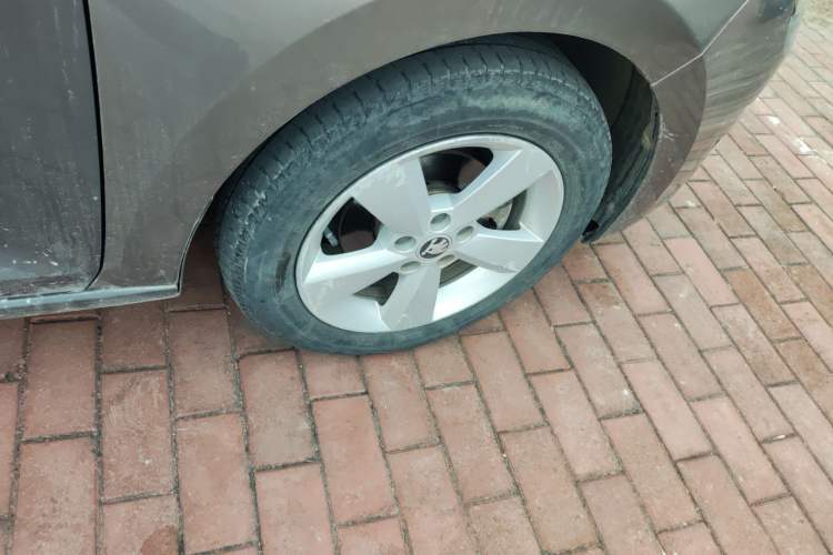 Used Skoda Rapid 2013 1.6L Automatic Smart Selection Model Right Front Wheel Hub