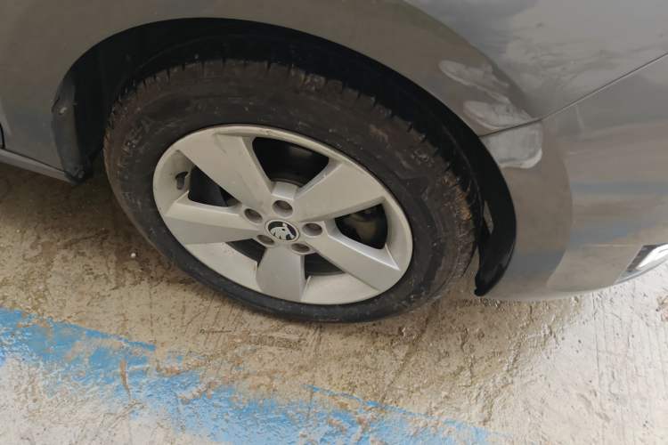 Used Skoda Rapid 2013 1.6L Automatic Smart Selection Model Right Front Wheel Hub