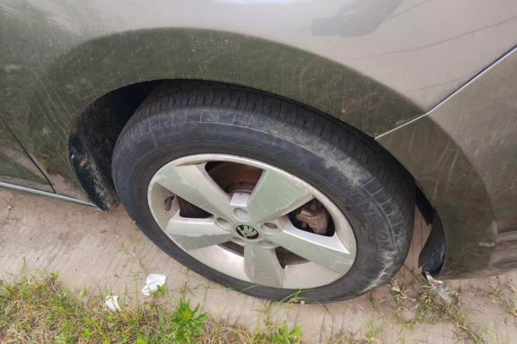 Used Skoda Rapid 2013 1.6L Manual Smart Selection Model Right Front Wheel Hub