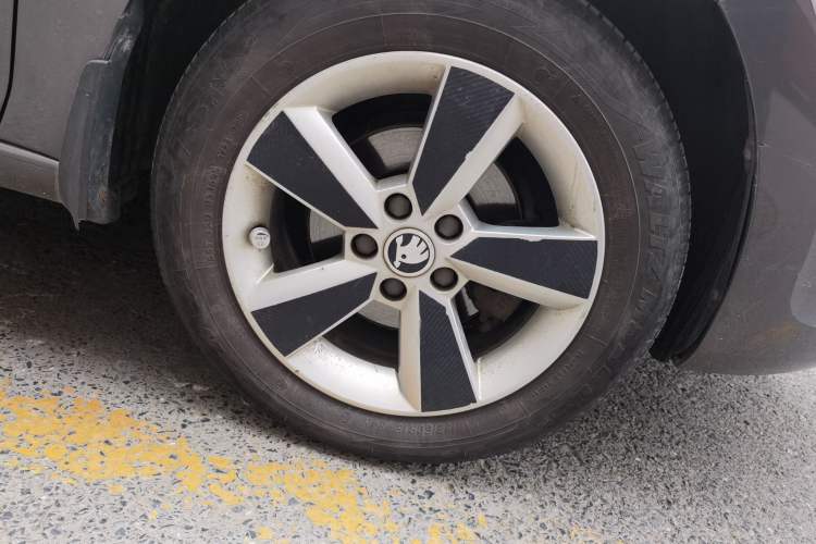 Used Skoda Rapid 2013 1.6L Manual Smart Selection Model Right Front Wheel Hub