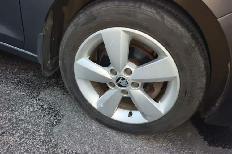 Used Skoda Rapid 2013 1.6L Automatic Smart Selection Model Right Front Wheel Hub