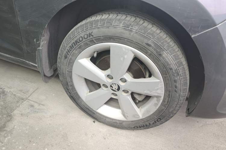 Used Skoda Rapid 2013 1.6L Manual Smart Selection Model Right Front Wheel Hub
