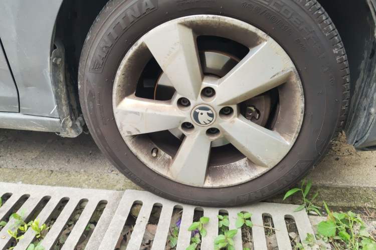 Used Skoda Rapid 2013 1.6L Automatic Smart Selection Model Right Front Wheel Hub