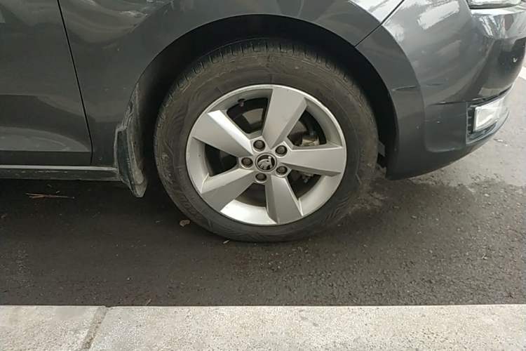 Used Skoda Rapid 2013 1.4L Manual Smart Selection Trim Right Front Wheel Hub