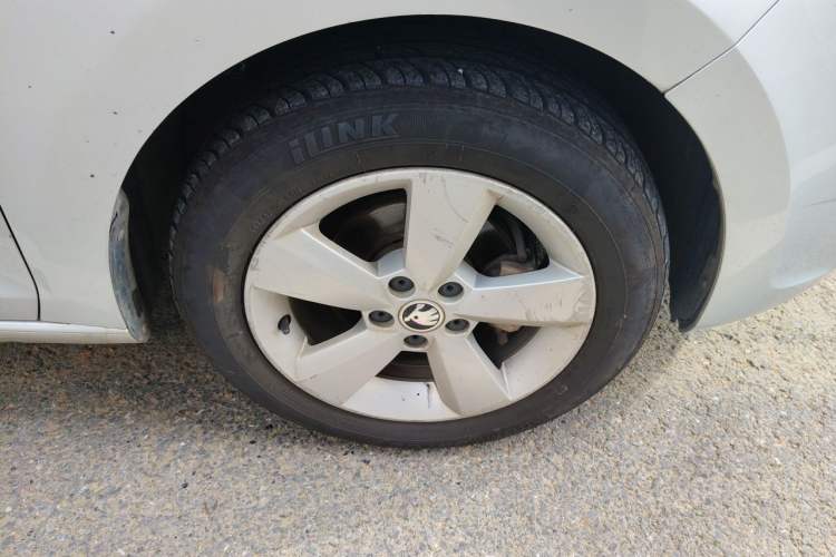 Used Skoda Rapid 2013 1.6L Automatic Smart Selection Model Right Front Wheel Hub
